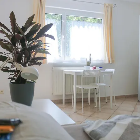 With Easy Access To Downtown And Park Sindelfingen